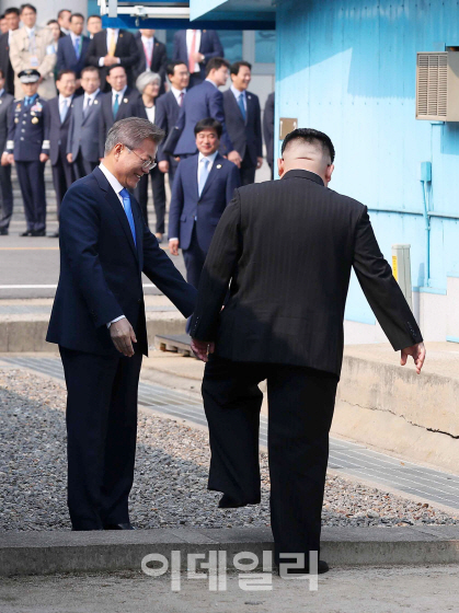 北 판문각 문열고 나온 김정은, 인민복 입고 MDL 넘어