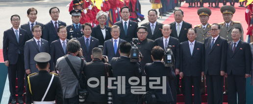 문대통령·김정은, 남북 수행원과 ‘즉흥’ 단체촬영