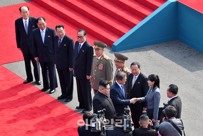 [포토]북측 수행원들과 인사하는 문재인 대통령
