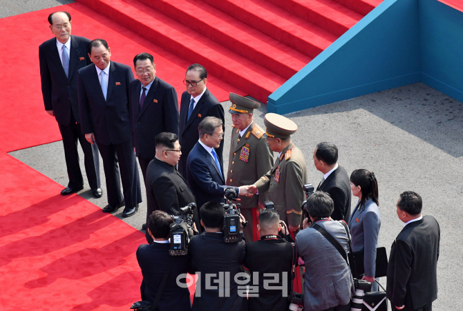 [포토]북측 수행원들과 인사하는 문재인