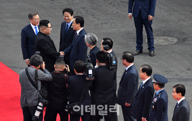[포토]수행원들과 인사하는 김정은 국무위원장