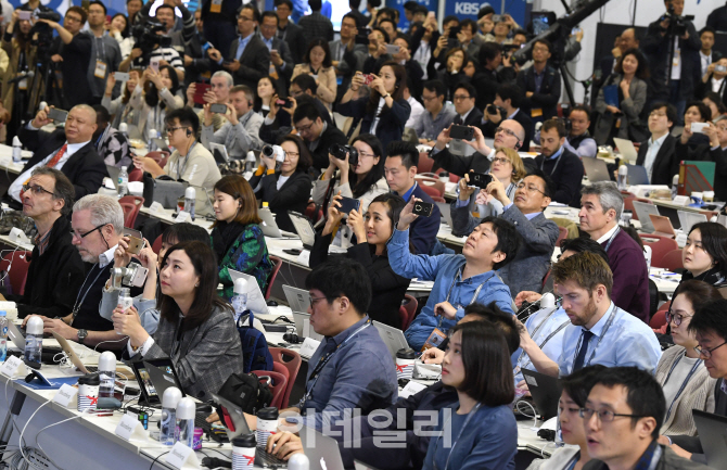 [포토]'역사적인 순간 기록하는 내외신 취재진들'