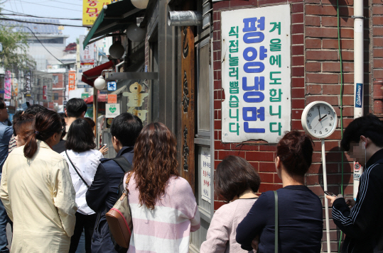 "나도 평양냉면"…남북정상회담 특수에 냉면집 북새통