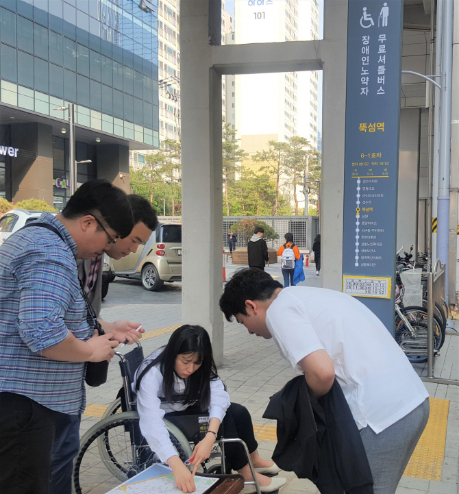 [포토]성수동 카페거리 장애인접근성 살피는 신세계아이앤씨 직원들