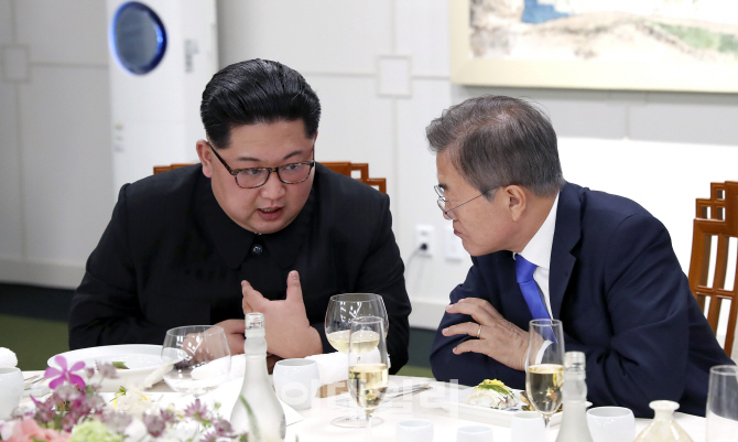 [포토]'환영만찬에서 대화하는 문재인-김정은'