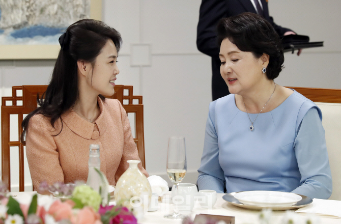 [포토]다정하게 대화하는 김정숙-리설주