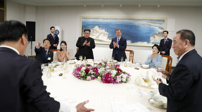 [포토]마술공연 함께 관람하는 남북정상