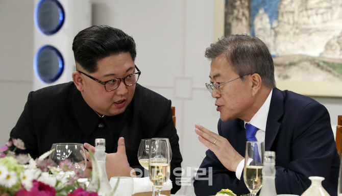 [포토]환영만찬에서 대화 나누는 양국 정상