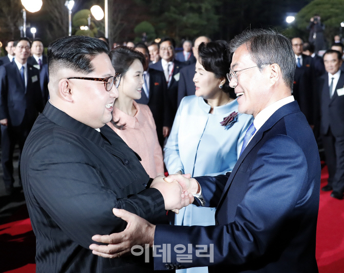 [포토]김정은 국무위원장 배웅하는 문재인 대통령