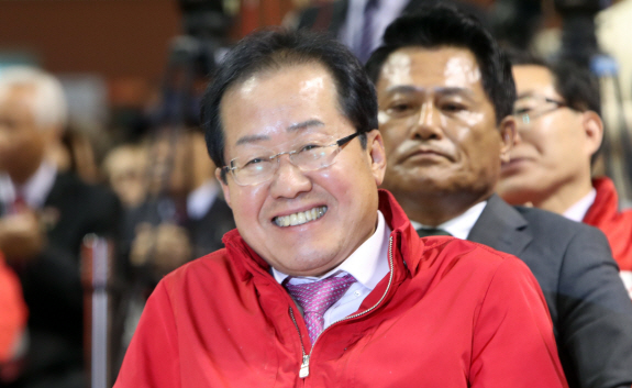 홍준표 "비난받던 처칠의 혜안으로…"..끄덕않는 `위장평화쇼` 프레임