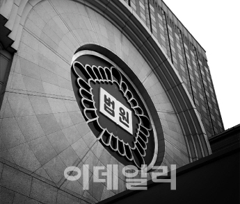 고문 피해자 앞에서 눈물 흘린 판사…"법원을 다시 믿어줘 감사하다"