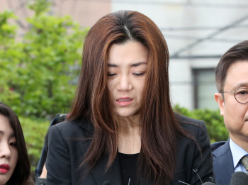 "종이컵은 밀치고, 유리컵은 벽에 던졌을 뿐" 조현민 납득 힘든 해명