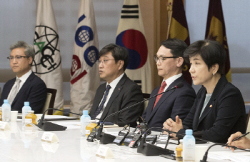 김영주 장관 “대기업이 노동시간 단축 모범사례 되어달라”