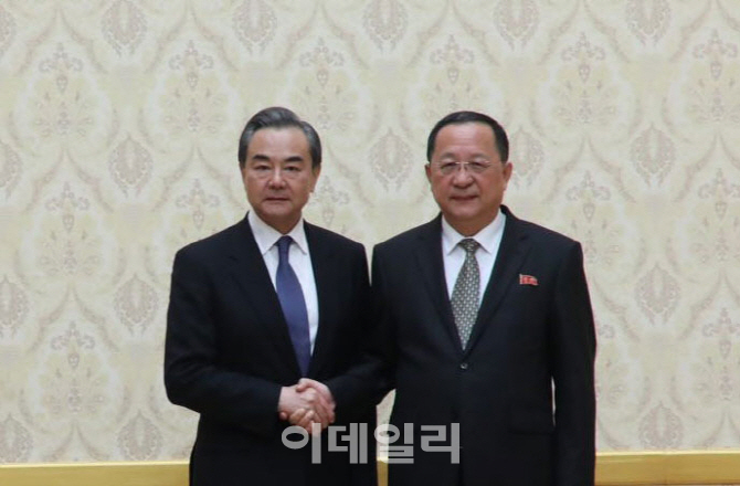 北 달려간 왕이 "한반도 비핵화 전적 지지…中 적극적 역할"  강조