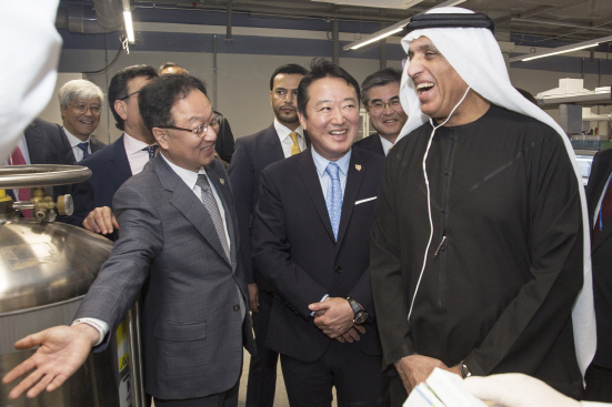 UAE 국왕, 코오롱 R&D기지 찾았다…이웅열 회장과 환담