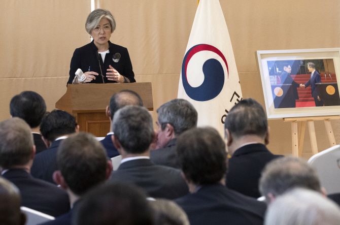 강경화 "판문점선언은 '역사적 약속'… 北·美, 북핵 문제 완전 해결하길"