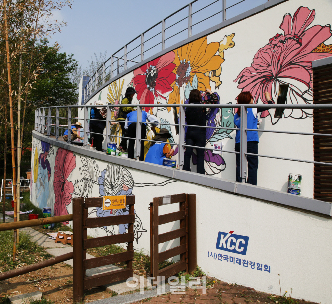 KCC, 홍일화 작가와 벽화 그리기 '콜라보'
