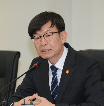 김상조 “총성없는 유통전쟁…납품업체와 협력해야 생존”