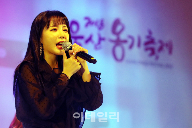 [포토]'2018 울산옹기축제' 찾은 가수 홍진영