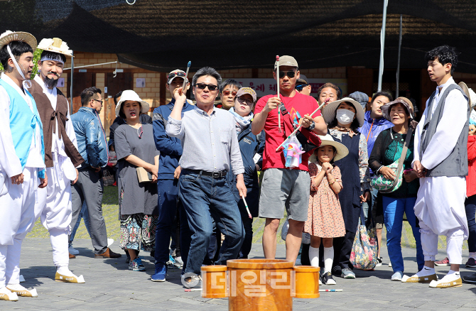 [포토]'2018 울산옹기축제'에서 민속놀이 체험하고 가세요!