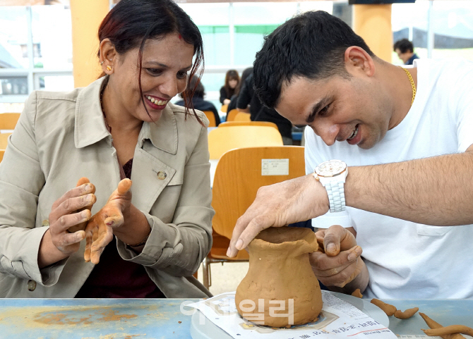 [포토] 옹기만들기 매력에 빠진 외국인 관광객