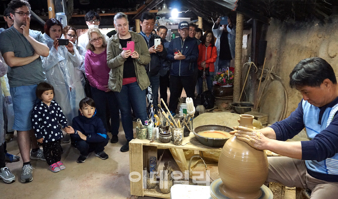 [포토] 울산 옹기 축제장 찾은 외국인들