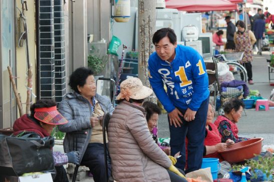 [포토]오중기, 경주 안강시장 방문해 지지 호소