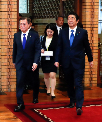 文대통령 "한일 셔틀외교 본격화"…아베 총리에 방한 요청