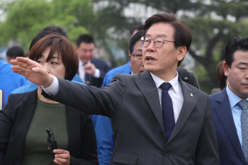 ‘혜경궁김씨’ 논란마다 김혜경 띄우는 이재명..왜?