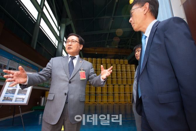 [포토]유영민 장관, 방사성폐기물 현장점검