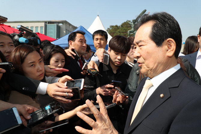 丁의장 "14일 본회의 열고 의원사직서 처리할 것"