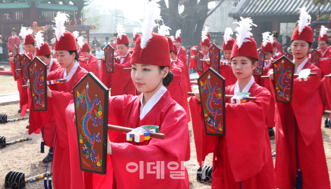 [포토]시선 사로잡는 아악일무