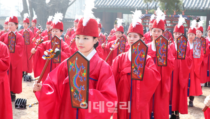 [포토]일무 선보이는 아악일무 보존 회원들