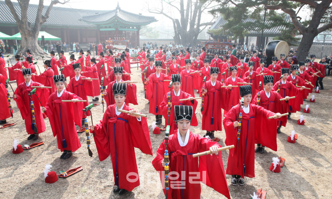 [포토]아악일무 펼져지는 성균관 춘기석전