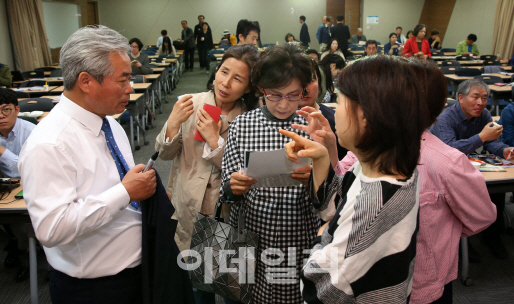 재테크 고수 말 놓칠라…300석 메운 청중, 메모하고 사진찍고