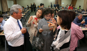 재테크 고수 말 놓칠라…300석 메운 청중, 메모하고 사진찍고