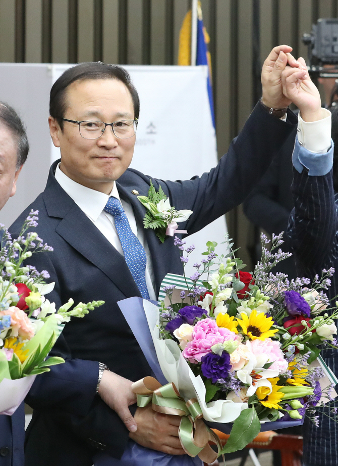 홍영표, 신임 與원내사령탑에…'국회정상화' 첫 번째 숙제(종합)