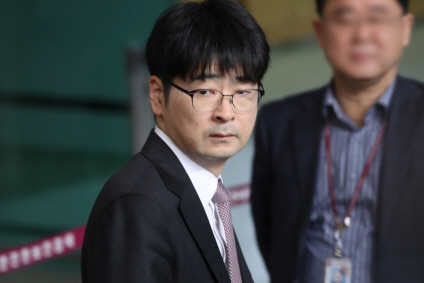 檢. '선거법 기소' 탁현민에 벌금 200만원 구형…"적법절차 거쳐야"