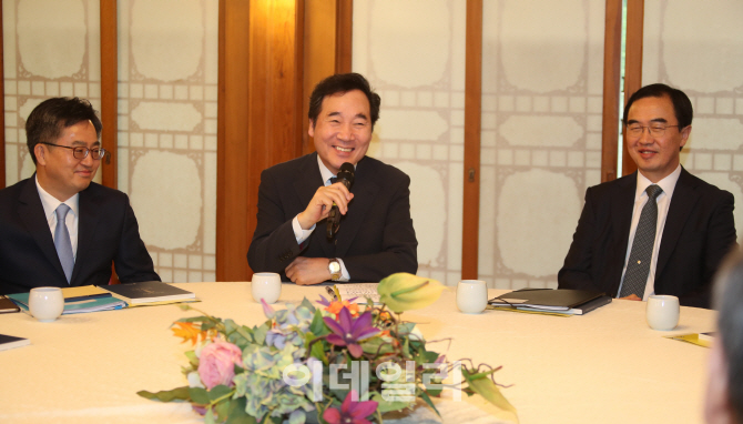 [포토]미소짓는 이낙연 총리