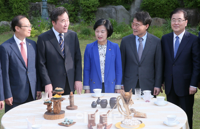 [포토]한자리에 모여 대화하는 당-정-청