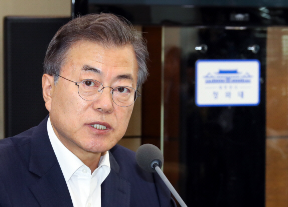 文대통령, “몰카범죄·데이트폭력, 여성 삶을 파괴하는 악성 범죄”
