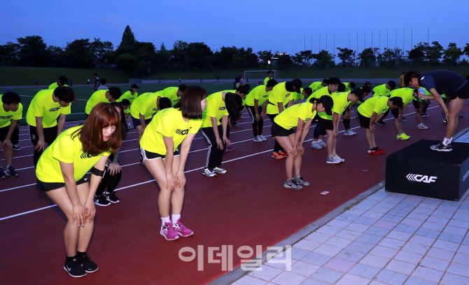 [포토] 달리기 전 몸 푸는 르까프 러닝클래스 참가자