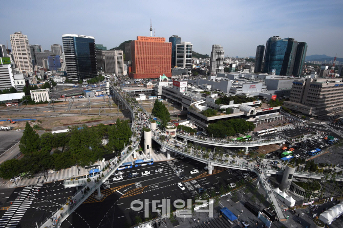 '서울로7017' 개장 1년…보행천국·운전지옥