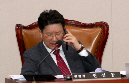 '강원랜드 채용청탁 혐의' 권성동 의원 구속영장(상보)