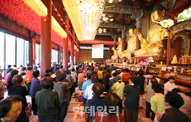 [포토]부처님오신날 앞두고 조계사에서 불공 드리는 불자들