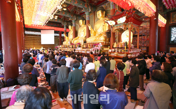 [포토]부처님께 불공 드리는 불자들