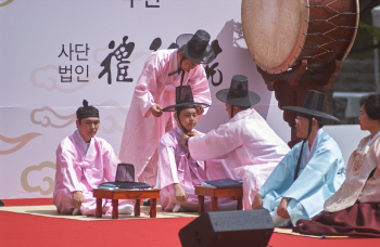 ‘도포 입고 족두리 쓰고’ 남산 한옥마을서 전통 성년례