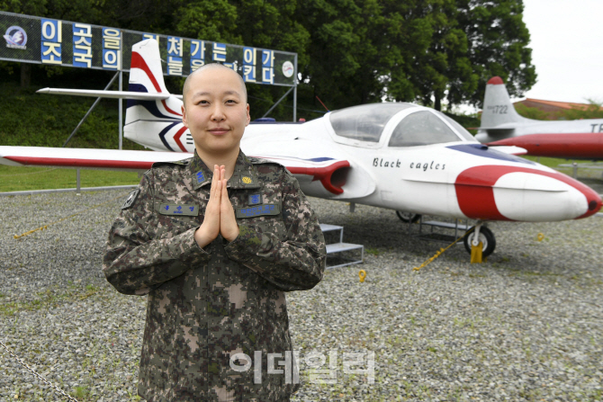 임관 후 첫 부처님오신날 맞는 공군 최초 여군 법사 '자원스님'