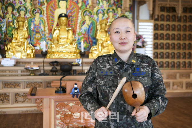 [포토] 공군 최초 여군 군종법사