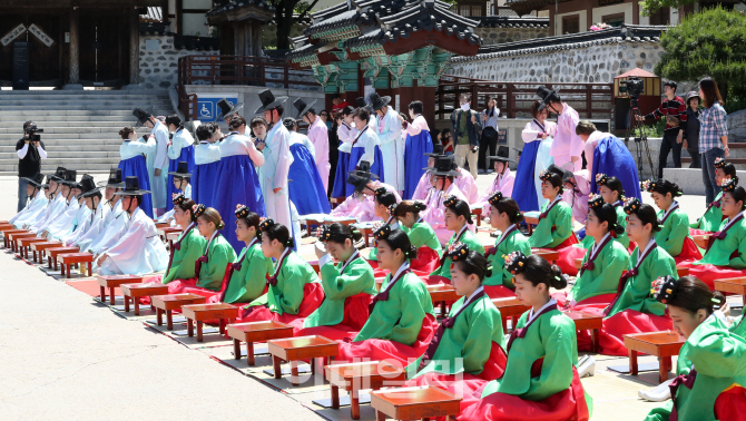 [포토]한옥마을에서 열린 서울시 전통성년례 재현행사